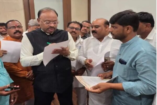 शिरूरच्या शिंदोडी मातीचोरी प्रकरणी शेतकऱ्यांनी केली तहसीलदारांची तक्रार थेट महसूल मंत्र्यांकडे Swarajyatimesnews