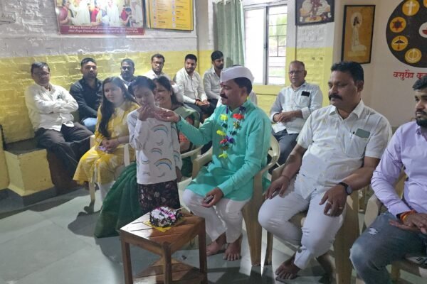 आदर्श सरपंच रमेश गडदे यांचा वाढदिवस सामाजिक बांधिलकी जपत साजरा Swarajyatimesnews