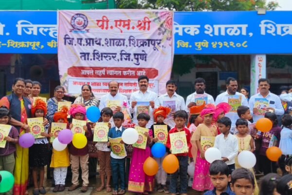 शिक्रापूर येथे फुलांच्या वर्षावात पहिलीतल्या चिमुकल्यांचे शाळेत स्वागत Swarajyatimesnews