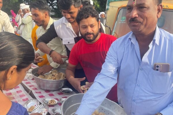 पॅकोलाइन कंपनीकडून वारकऱ्यांना फराळाचे वाटप: माणुसकीच्या सेवेचा आदर्श! Swarajyatimesnews