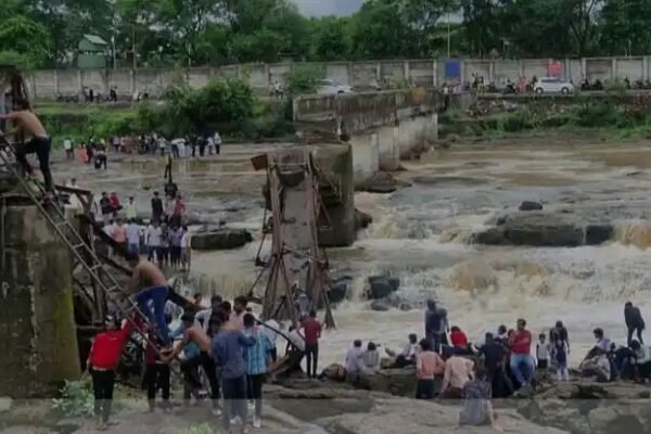 पुण्यात मावळामध्ये इंद्रायणी नदीवरील पूल कोसळला, चार जणांचा मृत्यू, अनेक बेपत्ता Swarajyatimesnews
