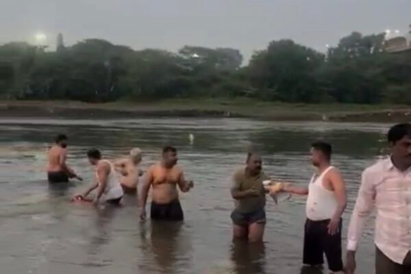 कोरेगाव भीमा येथे राष्ट्रीय स्वयंसेवक संघातर्फे ५०० गणेश मूर्तींचे विसर्जन Swarajyatimesnews