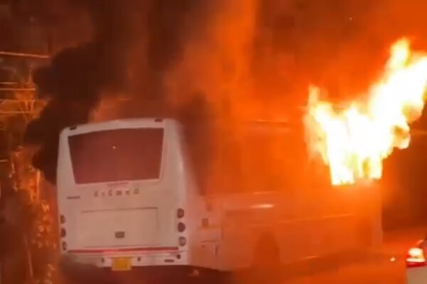 कोरेगाव भिमा येथे खाजगी बसला भीषण; आगपुणे-नगर महामार्गावर वाहतूक कोंडी Swarajyatimesnews