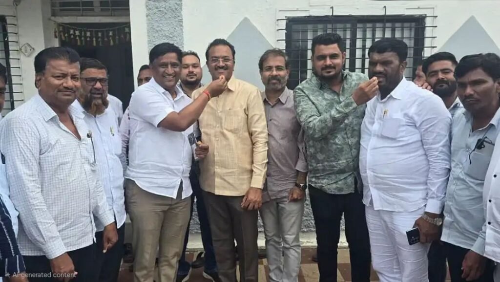 शिरूर - उच्च न्यायालयाच्या निर्णयाचे स्वागत करताना माजी आमदार अशोक पवार यांना पेढे भरवून स्वागत करताना राहुल पाचर्णे, माजी उपसरपंच मयूर करंजे यांच्यासह उपस्थित मान्यवर 